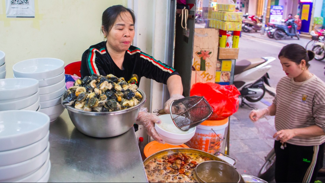 Hàng bún ốc vị truyền thống luôn đông khách ở phố cổ